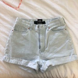 BDG high waisted Mom short bleached light wash 27